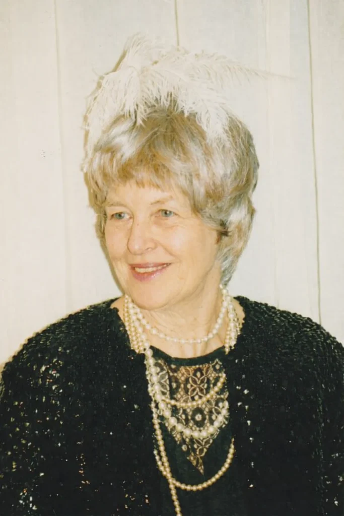 Belinda as Mrs Ritter
