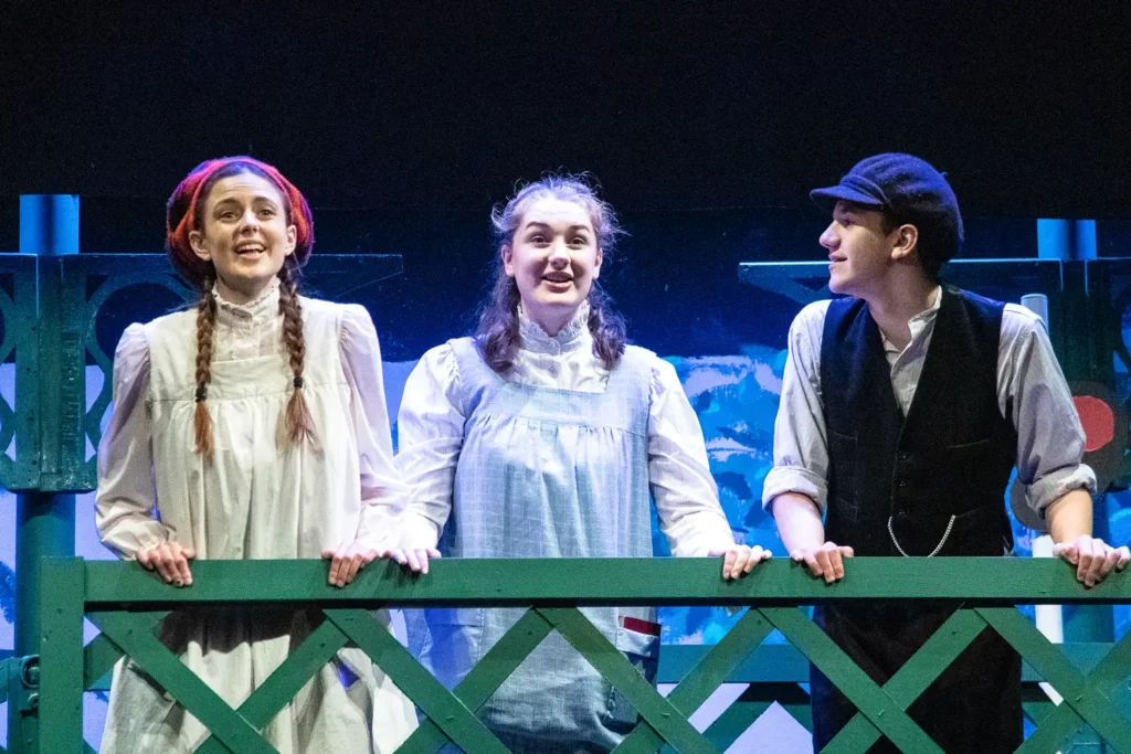 Naomi Meaden, Esther Bishop & Oliver Hursey in The Railway Children